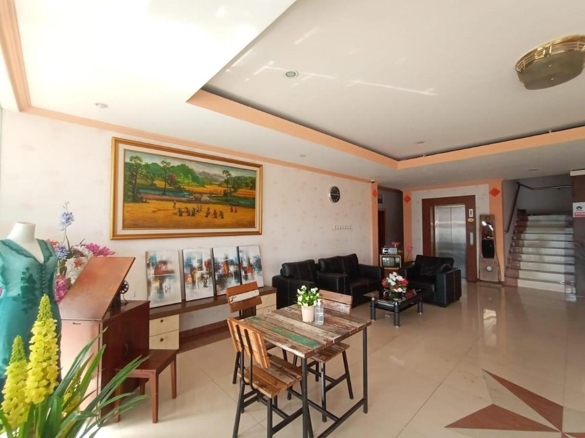 Oyo 90473 Gowin Hotel Кута Экстерьер фото