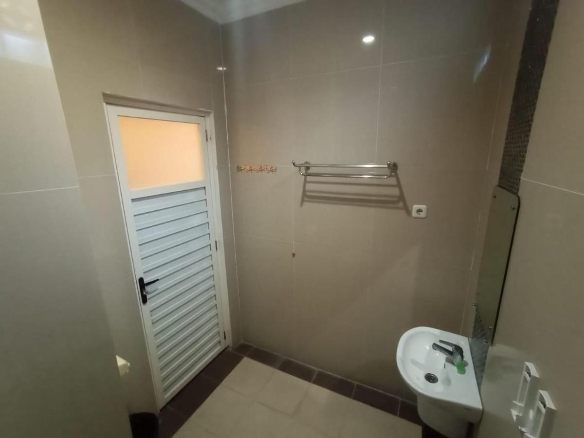 Oyo 90473 Gowin Hotel Кута Экстерьер фото