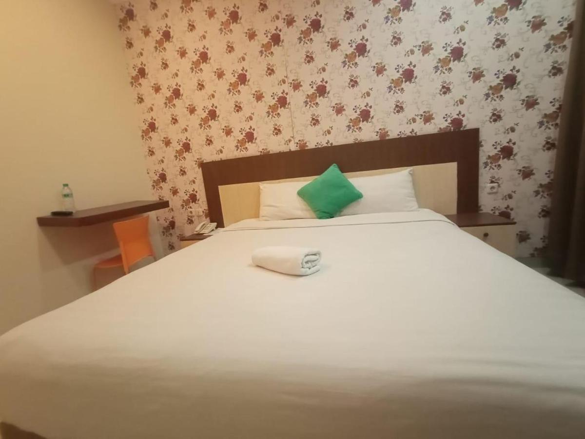 Oyo 90473 Gowin Hotel Кута Экстерьер фото