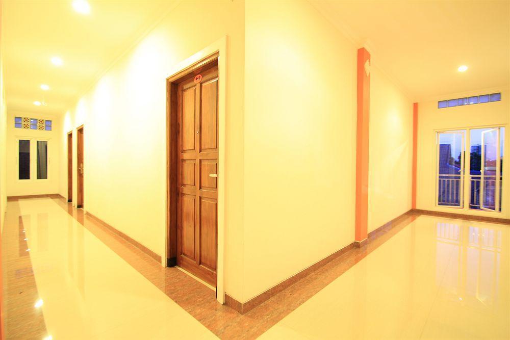 Oyo 90473 Gowin Hotel Кута Экстерьер фото