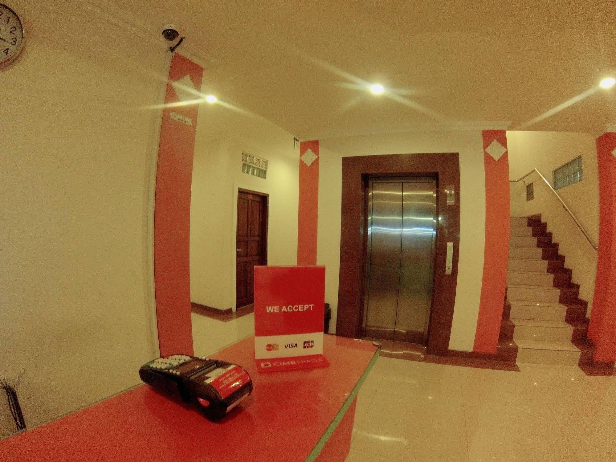 Oyo 90473 Gowin Hotel Кута Экстерьер фото