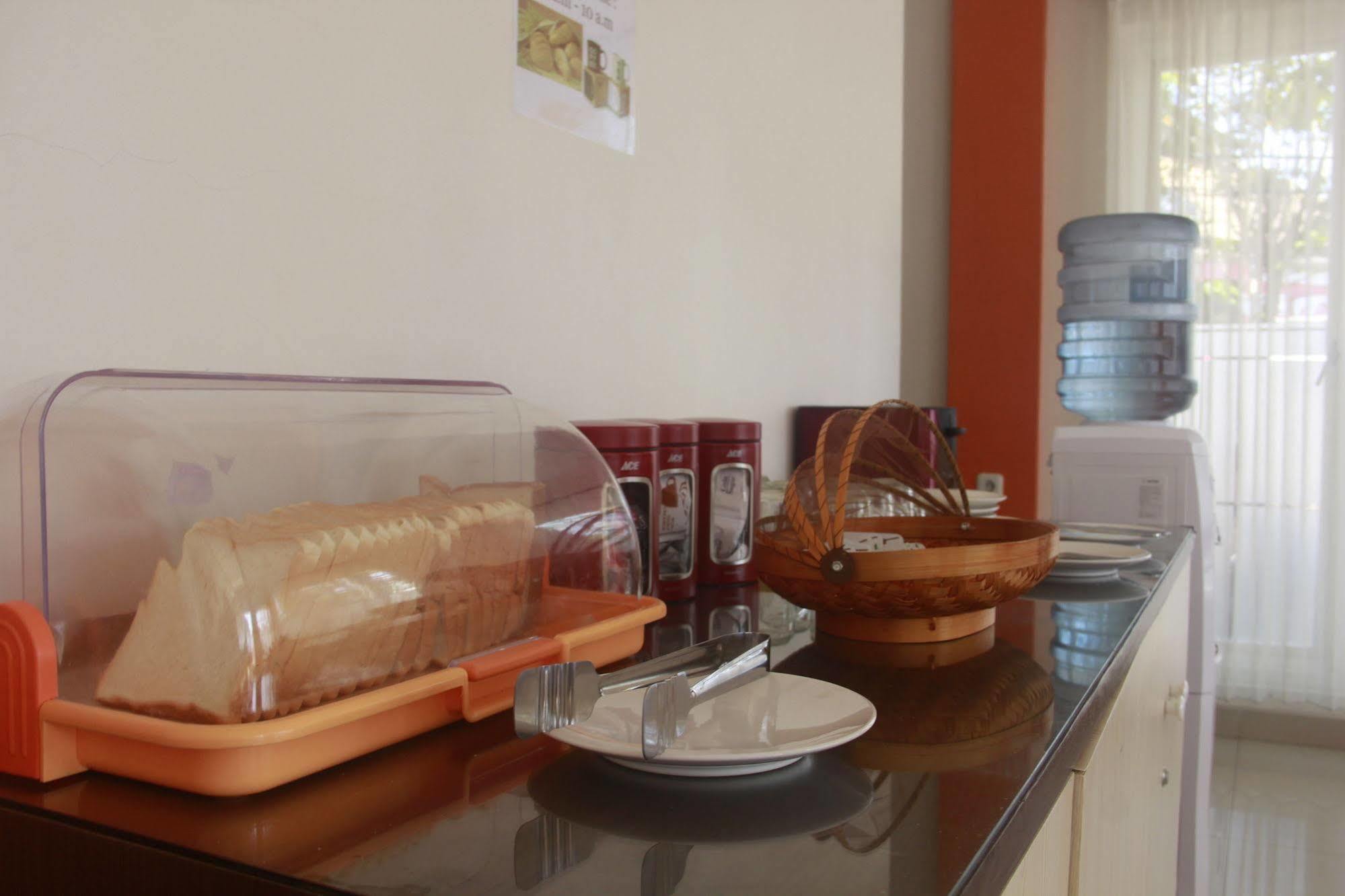 Oyo 90473 Gowin Hotel Кута Экстерьер фото