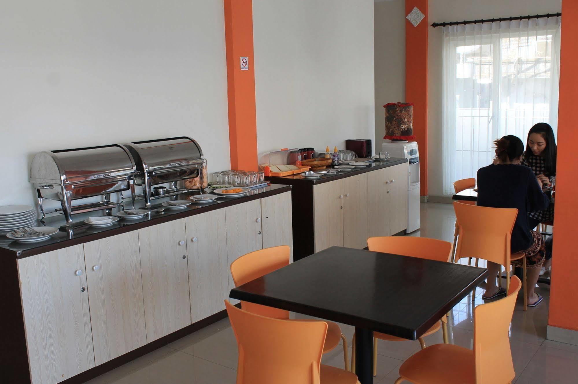 Oyo 90473 Gowin Hotel Кута Экстерьер фото