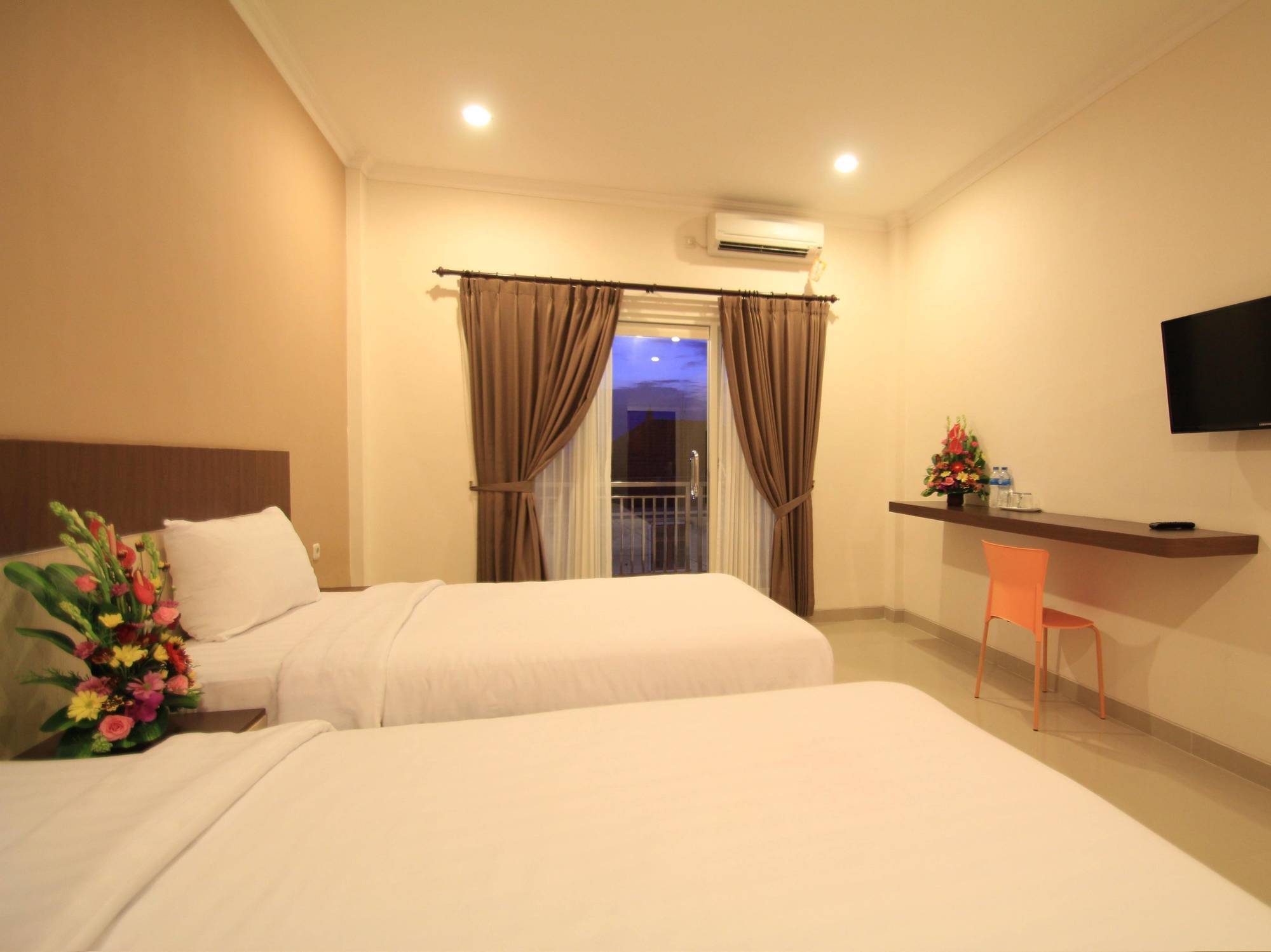 Oyo 90473 Gowin Hotel Кута Экстерьер фото